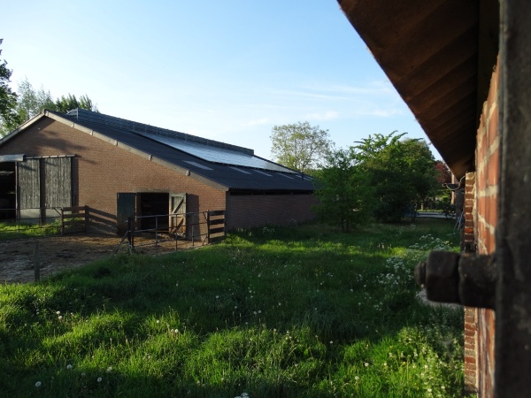 ligboxenstal met 54 zonnepanelen